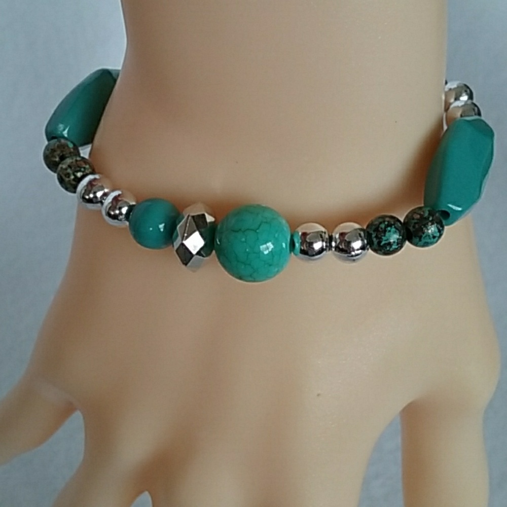 Womens beaded turquoise stretch bracelet